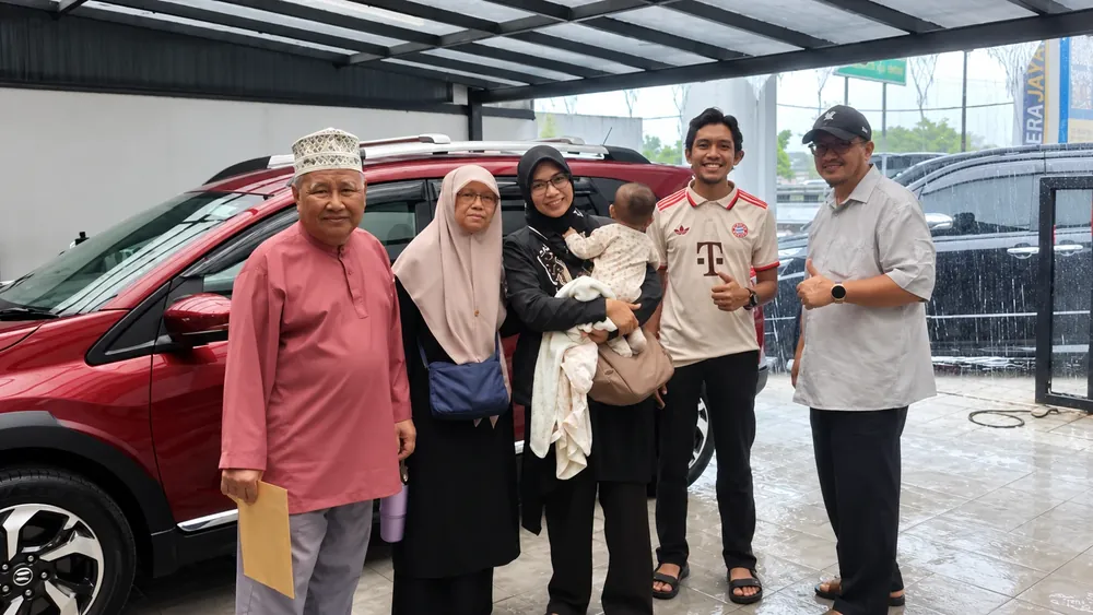 A family with their newly bought red Honda BR-V at handover