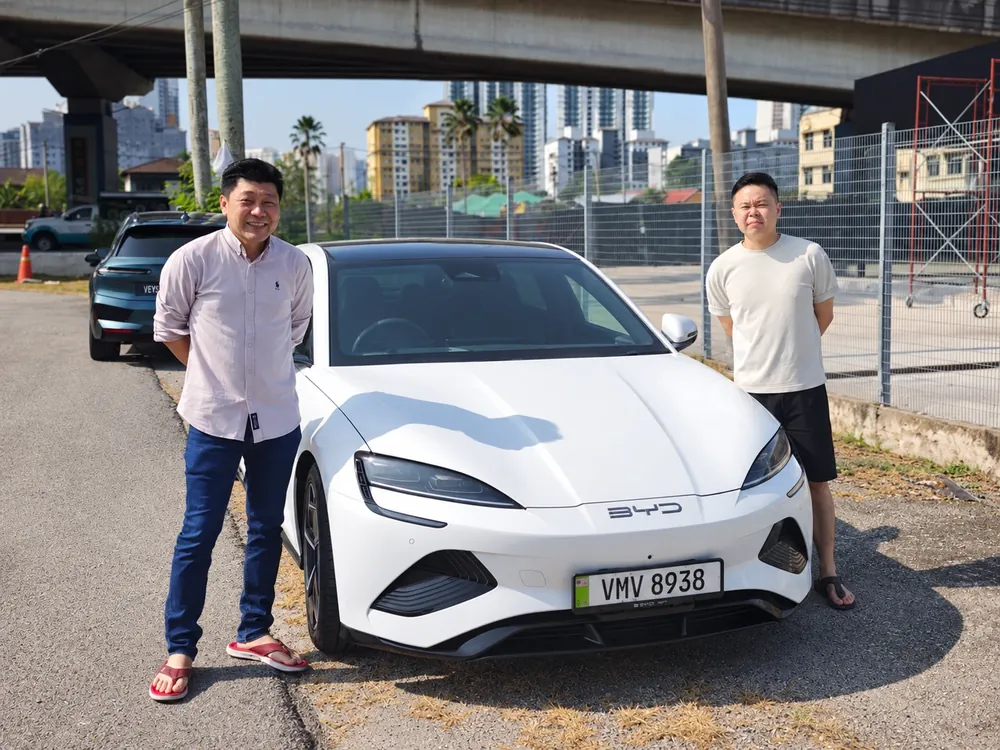 Seller and buyer with a white BYD Seal